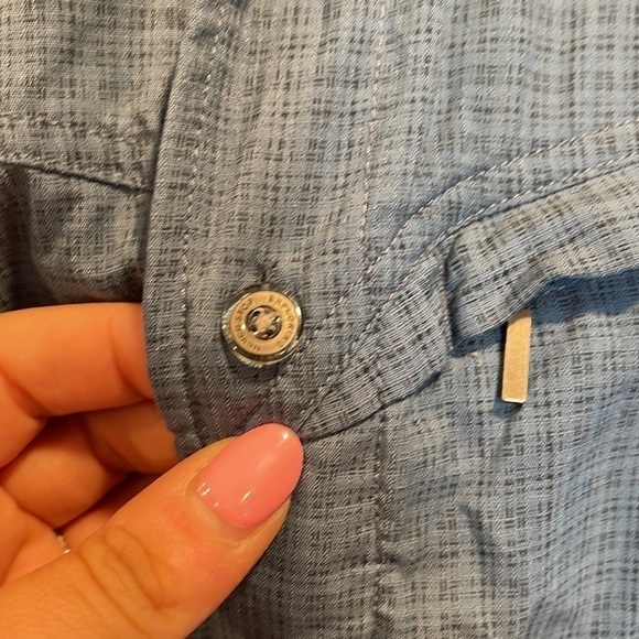 The North Face Mens Long Sleeve Button Down Shirt with Zipper Pocket Size Medium - Picture 5 of 8